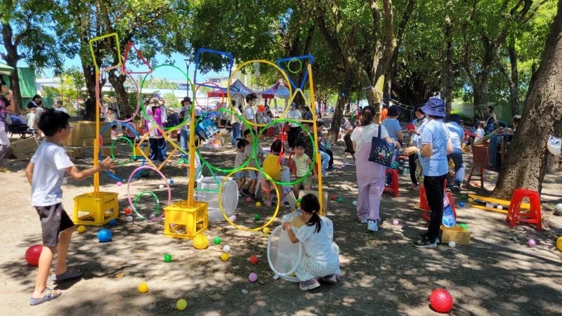 屏東縣政府暑假期間特別為孩子設計不一樣的「遊戲城市，玩出好關係」自由遊戲，林邊鄉親林公園活動今天登場。