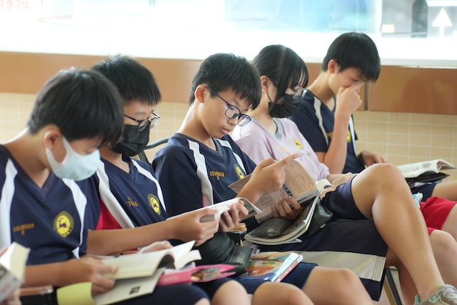 人權故事車進駐苓雅國中 兒少主題選書搭配桌遊